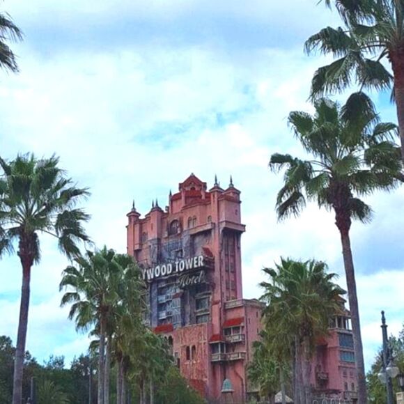 Disney Parks Twilight Zone Tower of Terror 'Enjoy Your Stay' T-Shirt Small - Picture 6 of 6